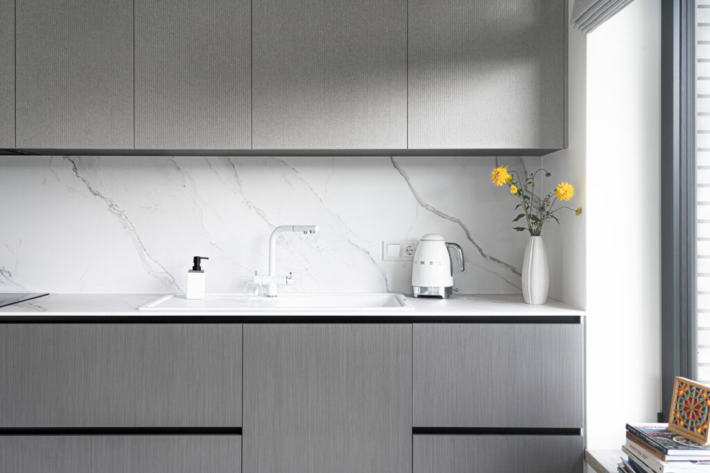 Moderni virtuvė pilkų atspalvių