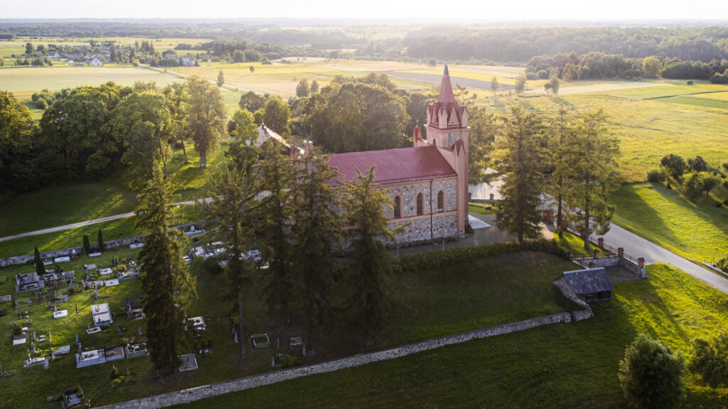 Drono nuotrauka, nuotraukoje bažnyčia